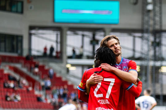 Helsingborgs Benjamin Acquah och Wilhelm Loeper kramar om