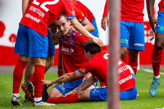 Helsingborgs Adam Hellborg kramas om av lagkamrater