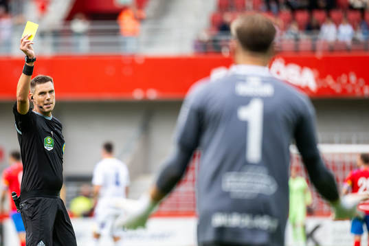 Domare Magnus Lindgren tilldelar GIF Sundsvalls målvakt