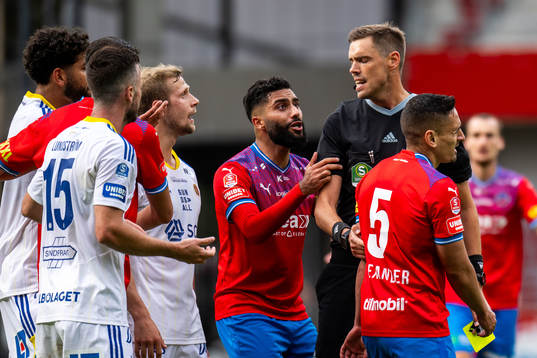 Helsingborgs Amin Al-Hamawi i diskussion med domare Magnus