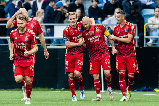 Djurgårdens Magnus Eriksson jublar med lagkamrater