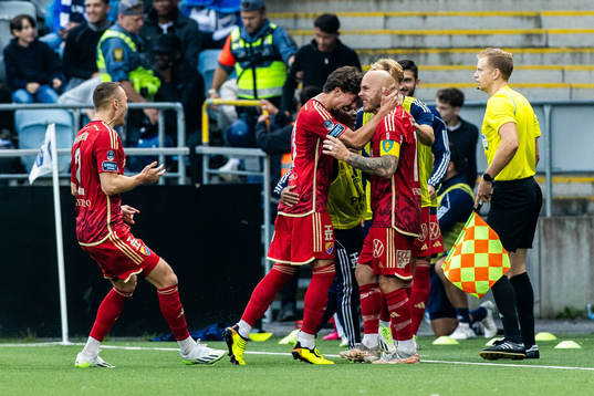 Djurgårdens Magnus Eriksson jublar med lagkamrater