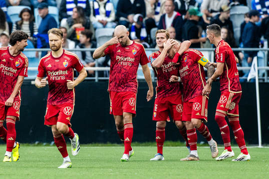 Djurgårdens Magnus Eriksson jublar med lagkamrater