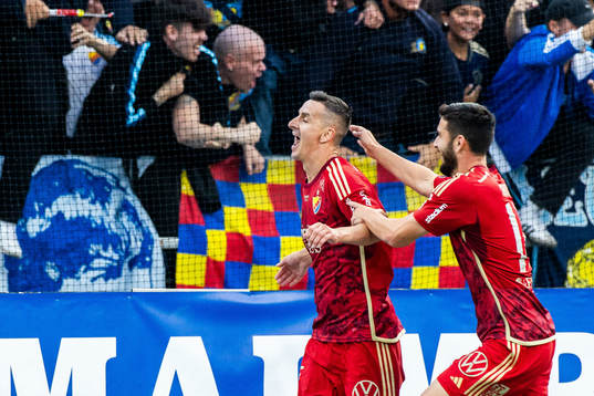 Djurgårdens Haris Radetinac jublar med Besard Sabovic