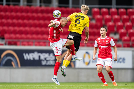 Kalmars Rasmus Sjöstedt och Mjällbys Max Fenger