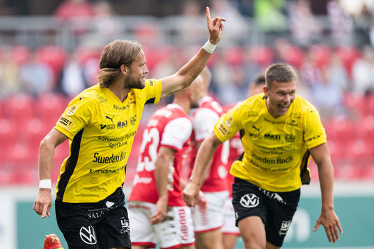 Mjällbys Tom Pettersson jublar