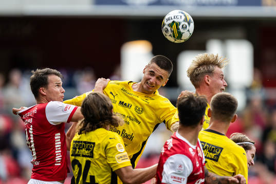Kalmars Simon Skrabb och Mjällbys Noah Eile