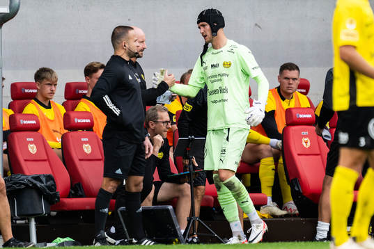 Mjällbys målvakt Noel Törnqvist lämnar planen med skada