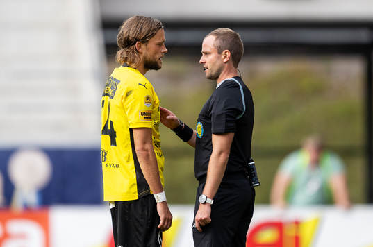 Domare Richard Sundell och Mjällbys Tom Pettersson