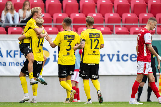 Mjällbys Max Fenger jublar med lagkamrater