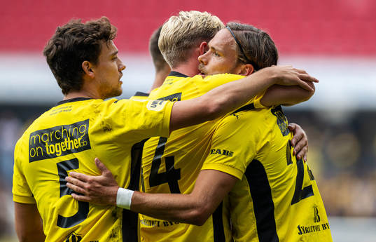 Mjällbys Tom Pettersson jublar med lagkamrater