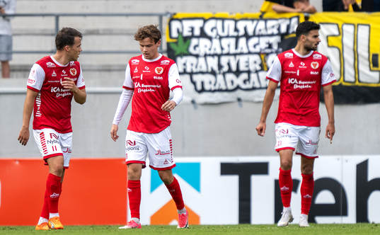 Kalmars Simon Skrabb, Jacob Trenskow och Deniz Hummet deppar