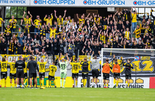 Mjällbys spelare jublar med fansen