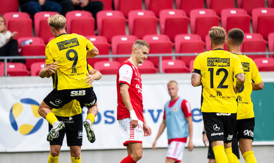 Mjällbys Max Fenger jublar med lagkamrater