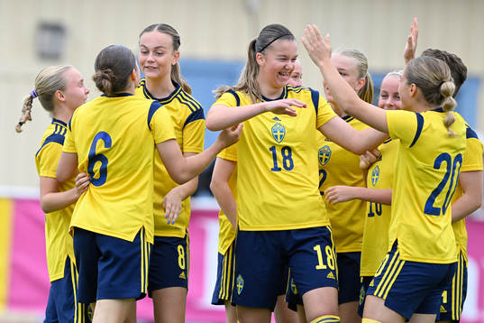 Sveriges Nathalie Brorsson jublar med lagkamrater