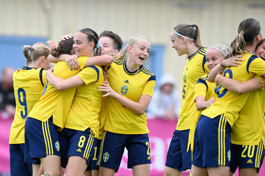 Sveriges Nathalie Brorsson jublar med lagkamrater