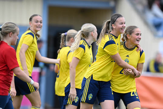 Sveriges Nathalie Brorsson jublar med lagkamrater