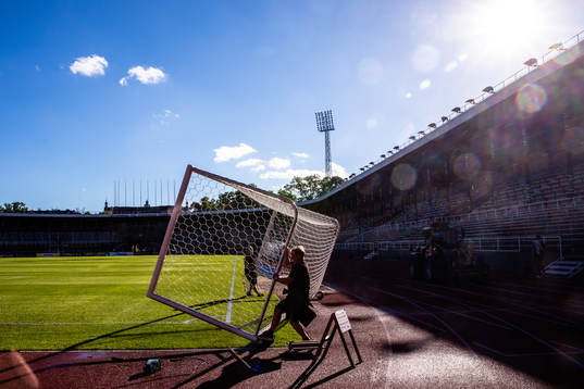 Personal med målbur på Stockholms Stadion