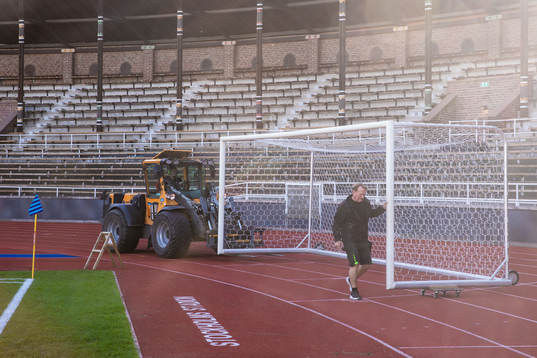 Personal med målbur på Stockholms Stadion