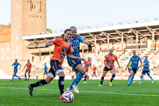 Kristianstads Amy Sayer och Djurgårdens Stinalisa Johansson