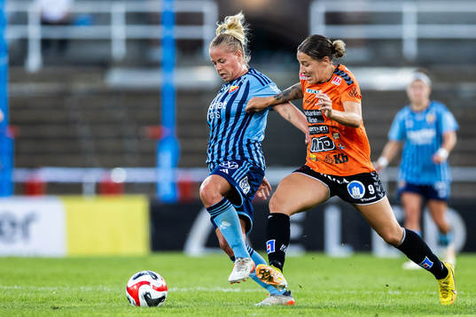 Djurgårdens Therese Åsland och Kristianstads Tabitha