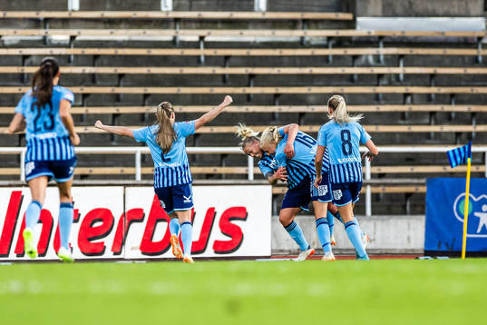 Djurgårdens Stinalisa Johansson jublar med lagkamrater