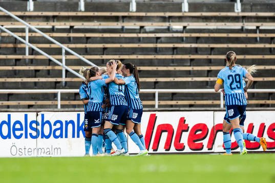 Djurgårdens Stinalisa Johansson jublar med lagkamrater