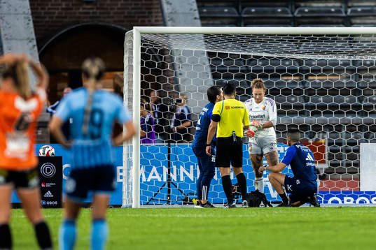Djurgårdens målvakt Katelin Talbert får vård