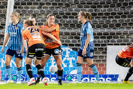 Kristianstads Therese Ivarsson jublar  med Carly