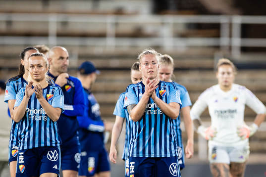 Djurgårdens Therese Åsland applåderar publiken