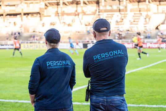 Djurgårdens personal följer spelet