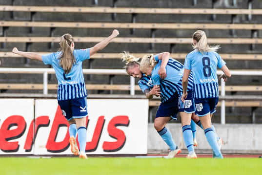 Djurgårdens Stinalisa Johansson (m) jublar med Therese