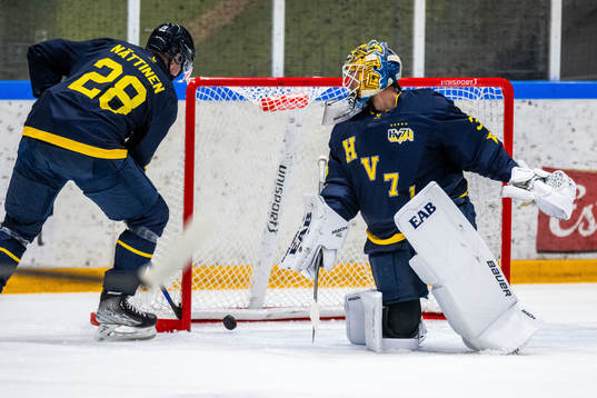 Rögles Brandon Davidson gör 1-1 bakom HV71s Joonas