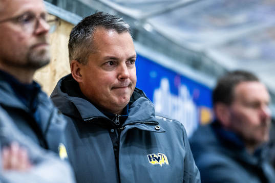 HV71s huvudtränare Tomas Montén deppar