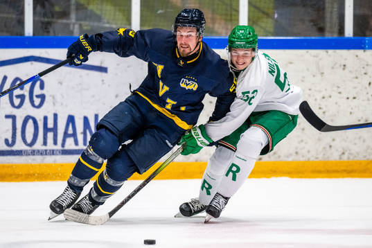 HV71s Mikael Seppälä och Rögles Felix Nilsson