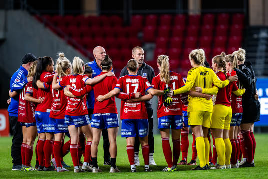 Vittsjös tränare Ulf Kristiansson och spelare jublar