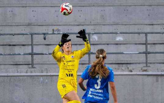 Vittsjös målvakt Elaine Margret Burdett och Kalmars Silje