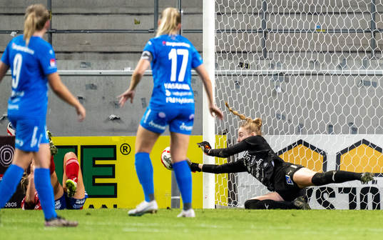 Kalmars målvakt Laura Frederikke Worsøe Nielsen gör en