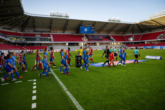 Spelarna marscherar in