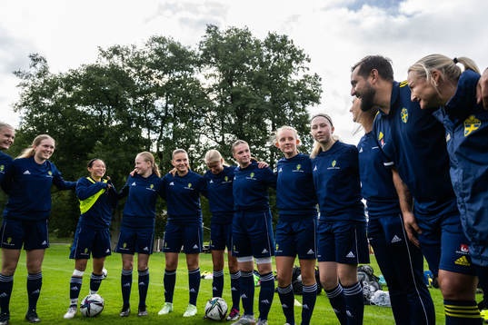 Spelare med ledare Claudio Pereyra och Julie Rytterlund