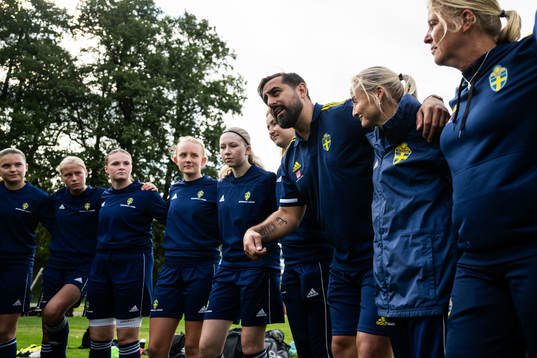 Spelare med ledare Claudio Pereyra och Julie Rytterlund