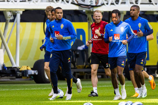 Robin Quaison, Anthony Elanga, and Isak Hien of Sweden