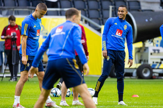 Gustaf Lagerbielke and Robin Quaison of Sweden