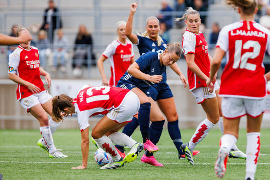 Lia Wälti of Arsenal och Cornelia Kapocs of Linköping