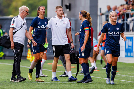 Linköpings Nellie Karlsson leaves the pitch injured