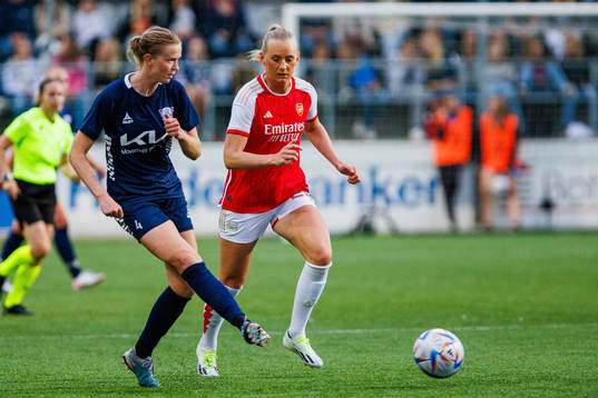 Linköpings Emma Östlund och Arsenals Stina Blackstenius