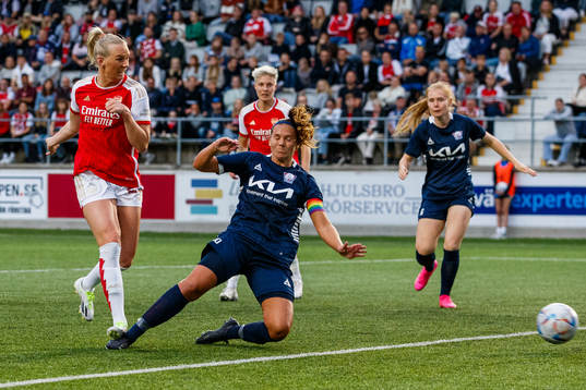Stina Blackstenius of Arsenal scores 0-3