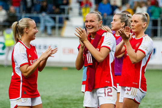 Frida Maanum of Arsenal thanks the spectators