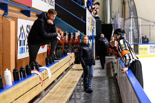 Frölundas tränare Roger Rönnberg pratar med domaren