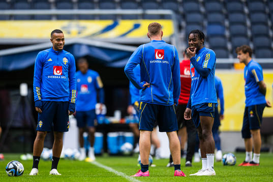 Robin Quaison and Anthony Elanga of the Swedish national